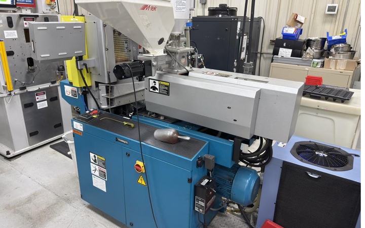 Injection molding machine running housings at Soaris